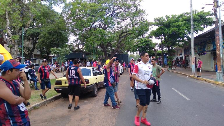 Los hinchas de Cerro Porteño sobre la Avenida Quinta de Barrio Obrero aguardando el superclásico.