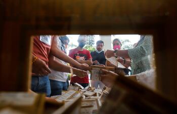 Funcionarios realizan el conteo de votos en un puesto de votación en Guadalajara, estado de Jalisco (México). Los colegios electorales de México comenzaron a cerrar tras una jornada histórica en la que se eligen a más de 20.500 cargos públicos, entre ellos la Cámara de Diputados, y que se ha desarrollado con relativa calma pese a una campaña teñida de violencia. EFE/ Francisco Guasco
