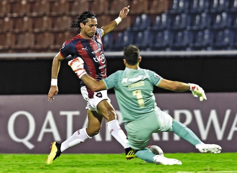 Jorge “Conejo” Benítez pasó a ser una de las variantes fijas de Chiqui Arce y en esta se lo ve en acción ante el arquero Carvallo del Universitario, en el juego copero de anteayer.