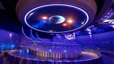 El centro del Galaxarium, un espacio que exhibe planetas, estrellas y otras maravillas intergalácticas que conectan a los residentes de la Tierra y el planeta Xandar, instalado como parte de la atracción "Guardianes de la Galaxia.