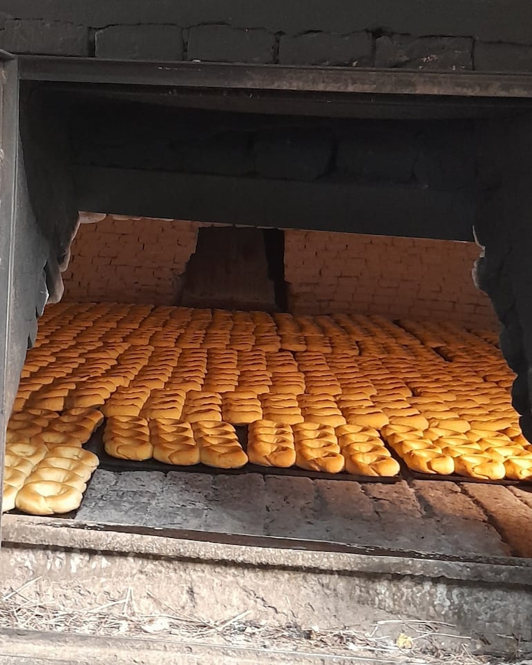 En Barrero se mantiene la tradición de cocinar la chipa en el tatakua.