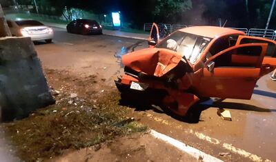 El automóvil que conducía el adolescente quedó con importantes daños.