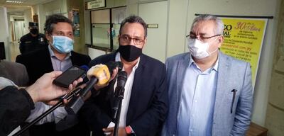 El gobernador de Central, Hugo Javier González (c), habla con periodistas al salir del Juzgado Penal de San Lorenzo el pasado viernes.