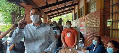El candidato a intendente en Ciudad del Este, Miguel Prieto, ya depositó su voto en el transcurso de esta mañana.