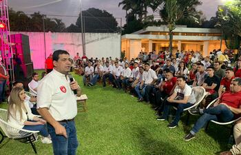 Hugo Velázquez con universitarios.