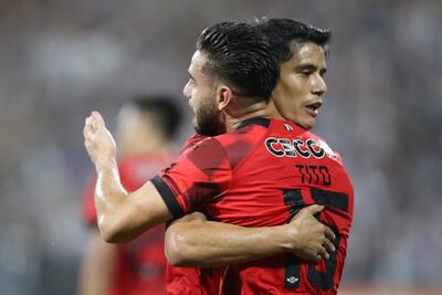 Jugadores de Libertad celebran un gol en propia puerta de Alianza hoy en un partido de la fase de grupos de la Copa Libertadores entre Alianza Lima y Libertad en el estadio Alejandro Villanueva en Lima (Perú).