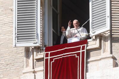 El Papa Francisco saluda desde la ventana de su oficina con vistas a la Plaza de San Pedro mientras dirige la recitación de la oración del Ángelus, en la Ciudad del Vaticano, el 21 de noviembre de 2021.