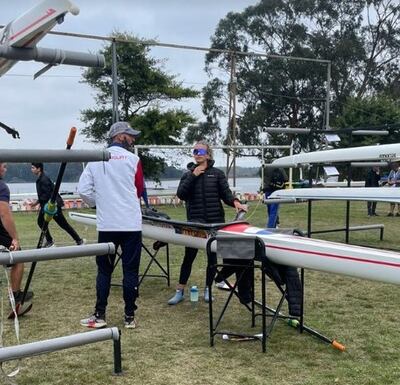 La medallista de oro en Asu2022, Alejandra Alonso (26 años), junto con el profesor Mariano Kowalczyk ultimando detalles para la competencia en Laguna Grande, Concepción, Chile.