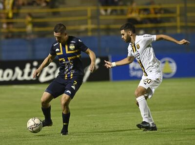 Armando Ruiz Díaz (i) de Trinidense y Rubén Ríos de Guaraní (d), en el Martín Torres.