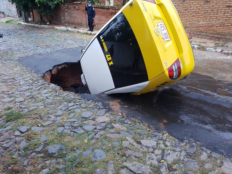 El taxi dentro del socavón. Sucedió en San Vicente.