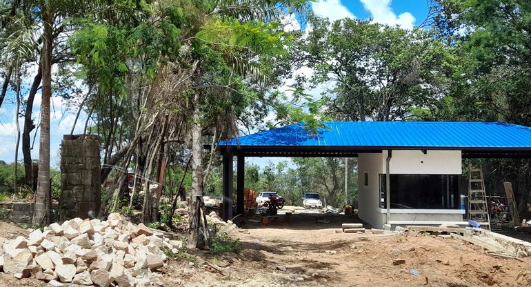 Obreros estuvieron trabajando en el terreno. Los de Sierra del Lago aseguran que hay una orden judicial para que no se pueda trabajar en el lugar.