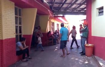 Familiares denunciaron supuesta negligencia en el Hospital Distrital de Capiatá.