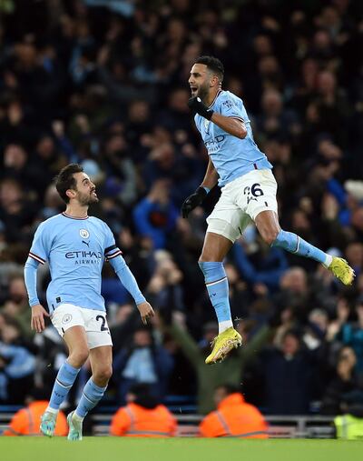 El argelino Riyad Karim Mahrez (31) festeja su tanto. A su lado, el portugués Bernardo Silva (28).