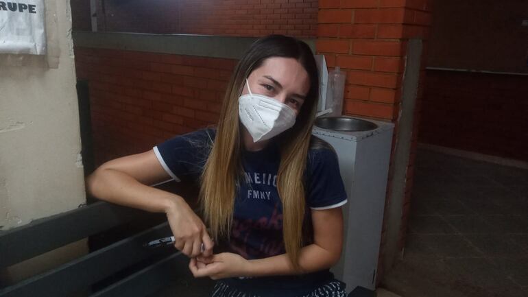 Angélica Barreto acompaña a su abuelo internado en terapia del Hospital de Clínicas.