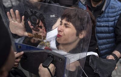 Policías antidisturbios turcos impiden el avance de la gente hacia la plaza Taksim, en Estambul, para una manifestación no autorizada por el Día Internacional del Trabajo.