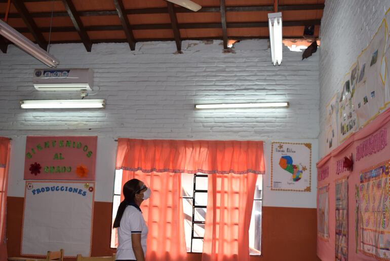 Una de las aulas afectada tras el derrumbe de la galería