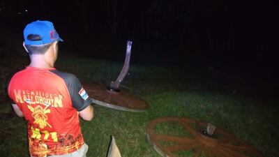 La carreta de madera se desarmó tras la violenta embestida con la motocicleta. Todos los involucrados en el accidente sufrieron lesiones.