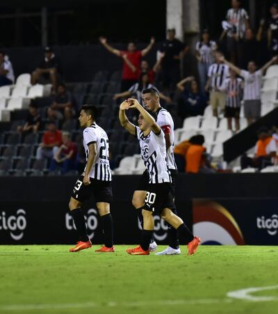 “La Perla” Enso González (18) desborda de alegría y celebra con Tacuara Cardozo (39) y Diego “Pavo” Gómez (20).