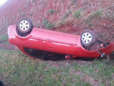 El automóvil quedó volcado en la cuneta ubicada al costado de la ruta.