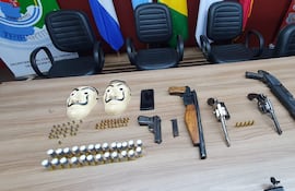 Armas, municiones y máscaras figuran entre las evidencias incautadas por los intervinientes.