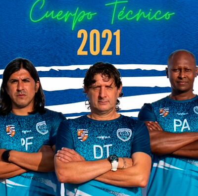 Raúl Duarte (centro), entrenador del Cumbayá FC de Ecuador.