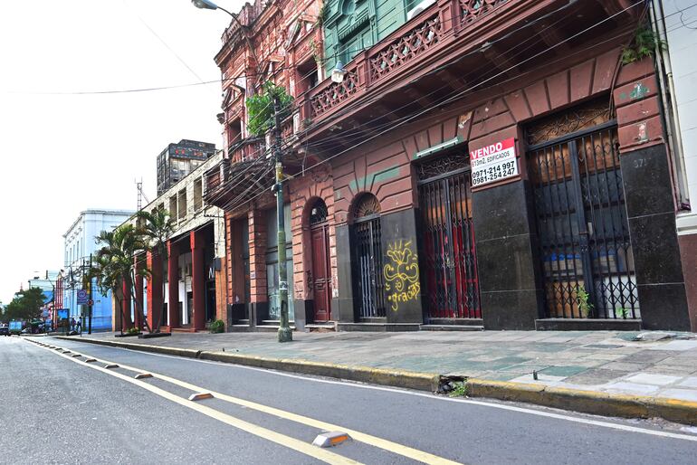El microcentro de Asunción presenta un aspecto de abandono, con muchos locales cerrados y con carteles de que se alquila o vende.