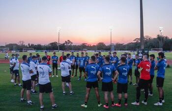 El hombre de kepis, parado detrás de Eduardo Berizzo, es el empresario Aníbal Silva Streeter.