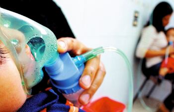 Los niños son el grupo etario más afectado por las dolencias respiratorias, según el registro de consultas en los hospitales públicos.