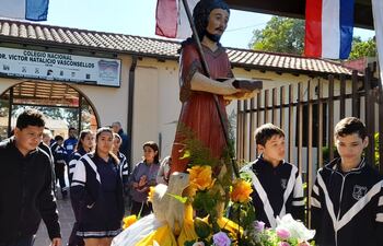 La imagen del santo patrono San Juan Bautista en el colegio nacional doctor Víctor Natalicio Vasconcelos.