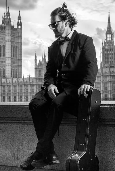 Ricardo Arjona, con el palacio de Westminter de fondo, presenta el disco “Blanco”, grabado en Londres.