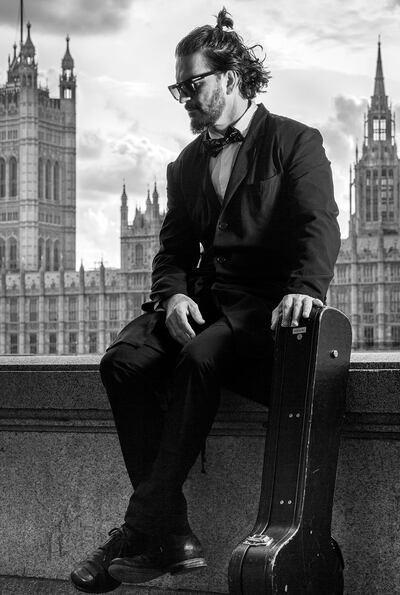 Ricardo Arjona, con el palacio de Westminter de fondo, presenta el disco “Blanco”, grabado en Londres.