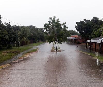La gran cantidad de agua que cayó con las lluvias generó la inundación de varias calles y casas de la comunidad de Fuerte Olimpo, en el departamento de Alto Paraguay.
