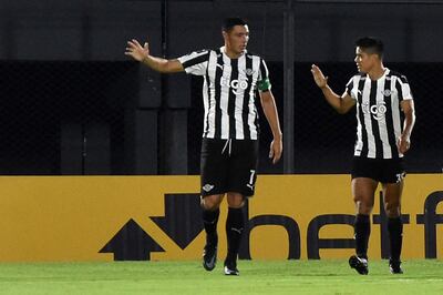 Binomio goleador liberteño. Óscar René Cardozo (38 años) y Lorenzo Antonio Melgarejo (31), tras el tanto de “Tacuara”.