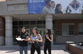 Una mujer y sus hijas salen de la Escuela Multicultural Secundaria Bell, en Washington (Estados Unidos). El país necesita de docentes para cumplir con requerimientos de este año. (EFE)