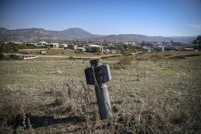 Un misil sin explotar en un campo en las afueras de la ciudad de Stepanakert, en la región de Nagorno Karabaj.