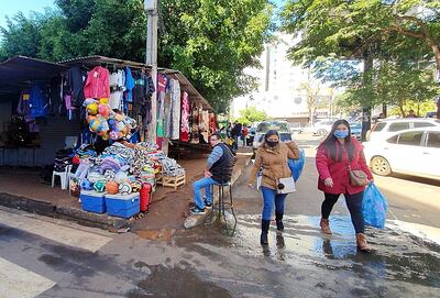 Los locales pequeños abrieron en el Este, pero algunos volvieron a cerrar ante la poca afluencia de clientes.