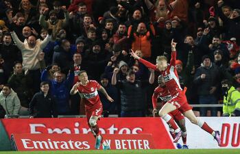 Josh Coburn, con los brazos al cielo, celebra su gol, el que le dio la clasificación al Middlesbrough a cuartos de final de la Copa de Inglaterra.
