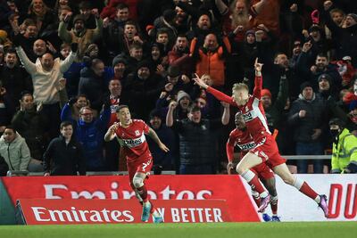 Josh Coburn, con los brazos al cielo, celebra su gol, el que le dio la clasificación al Middlesbrough a cuartos de final de la Copa de Inglaterra.