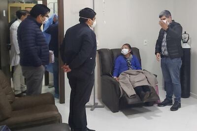 La  paciente recibiendo  su primera sesión de   quimioterapia en el pabellón oncológico del Hospital Regional de Ciudad del Este.