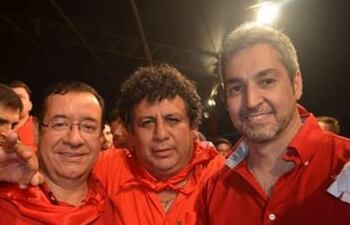 El intendente de Escobar Elvio Ruíz Díaz (centro), junto al diputado desaforado Miguel Cuevas y el presidente de la República Mario Abdo Benítez.