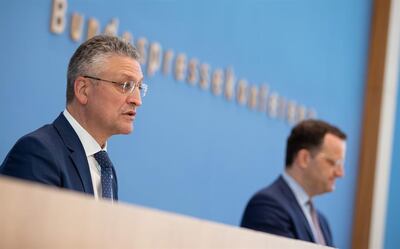 El presidente del instituto Robert Koch, Lothar H. Wieler (i) y el ministro alemán de Sanidad, Jens Spahn, en una rueda de prensa en Berlín este martes.