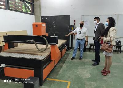 La comitiva franqueña junto con el decano Ricardo Meyer durante la visita técnica en la Facultad de Arquitectura de la UNA.