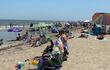 Personas disfrutando de las playas en tiempos de coronavirus, en Chincoteague beach, Virginia.