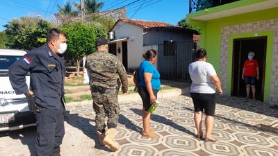 Uniformados de la policía nacional acompañan a familiares de la victima para identificar el cuerpo