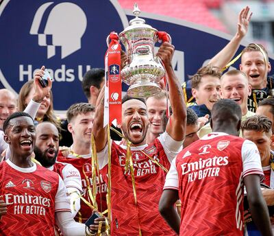 Pierre-Emerick Aubameyang,
 el primer capitán africano  en levantar el trofeo de la  FA Cup   
 en 148 años de competencia.