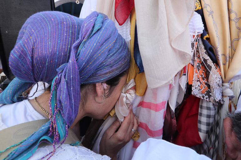 Una mujer reza en la sinagoga de El Ghriba.