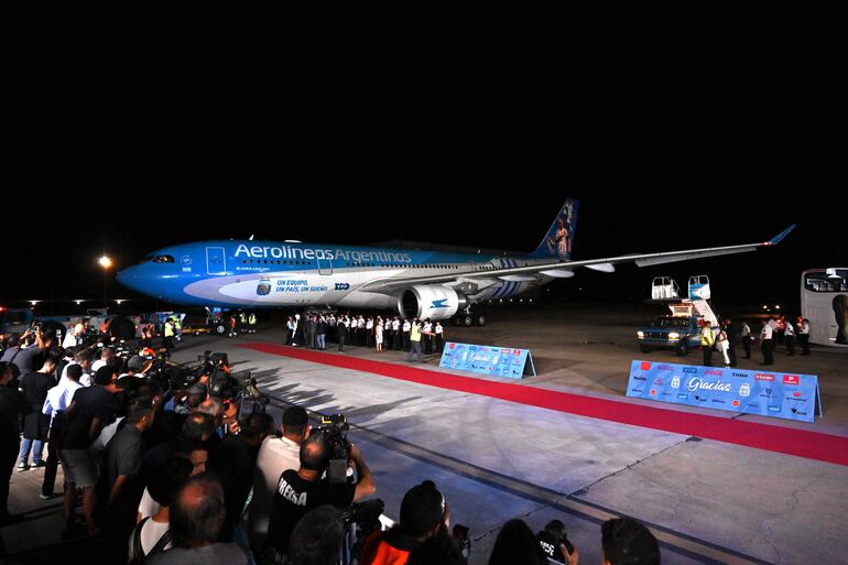 Momento en que el vuelo ARG 1915 de Aerolíneas Argentinas, que trajo a la selección campeona del Mundial Qatar 2022, aterrizaba en el Aeropuerto Internacional de Ezeiza. 