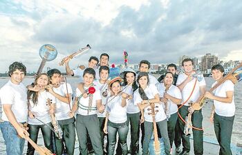 Integrantes de la orquesta H2O de instrumentos reciclados.