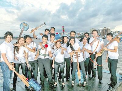 Integrantes de la orquesta H2O de instrumentos reciclados.