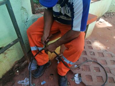 Un trabajador intenta regresar el suministro de agua al Mercado de Abasto.